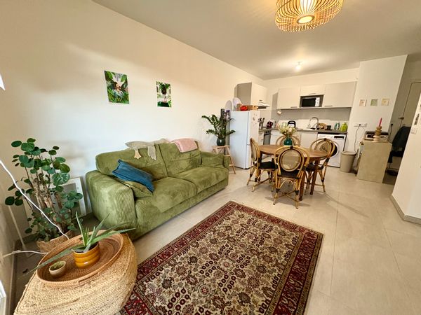 F2 terrasse, petite vue mer Marseille