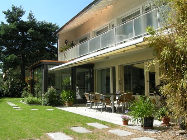 Maison lumineuse et spacieuse, jardin et piscine aux portes de Berne (Suisse)