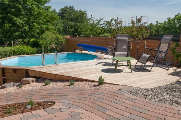 Une maison avec jardin et piscine entre vignes et montagne.