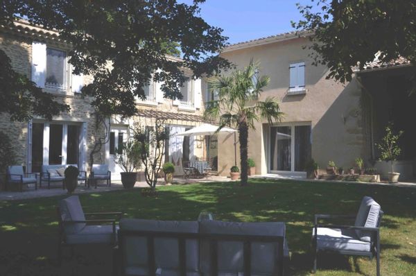 Maison en pierre avec jaccuzi