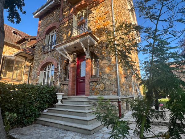 Maison en meulière rénovée, jardin, jeux & extérieur, à 20 min de Paris.