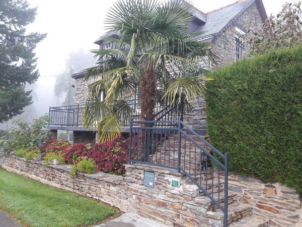 3 Bedroom detached house with large gardens & on the river 