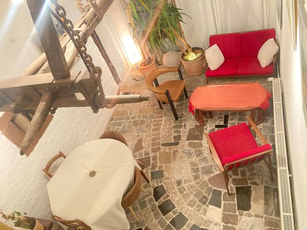 Restaurée par un artiste, ferme rustique de 1730 vous fera voyager par son originalité biscornue.