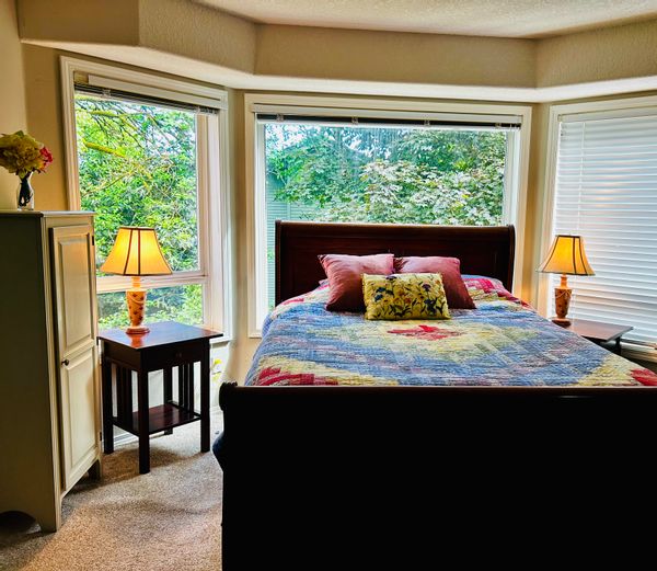 Peaceful setting close to town with HOT TUB.
One night stays are welcomed