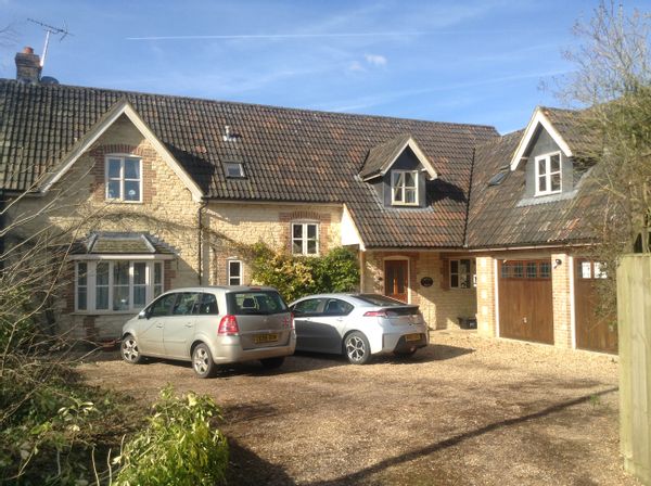Large 5 Bedroom Hse,Superfast Broadband,Wi Fi,Sky TV, Lovely Village