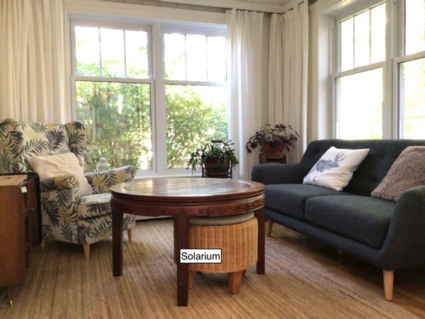 La tranquillité dans une grande maison sous les arbres à proximité de Montréal.