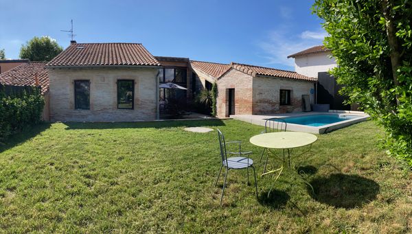 Maison d'architecte avec piscine, 4 chambres, jardin arboré, à 10 km de Toulouse
