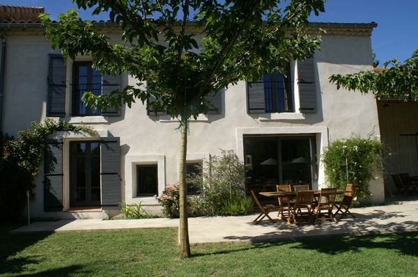 Jolie maison provençale de type mas, rénovée et offrant un grand confort