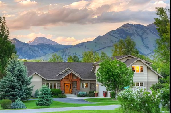 Close to Yellowstone & Big Sky, Montana--gorgeous, large mountain view home in vibrant college town