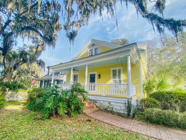 Historic Renovated 5 Bedroom Cottage on Isle of Hope (15 minutes from downtown Savannah)