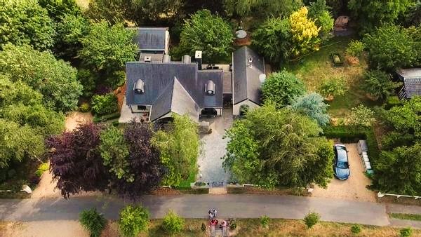 Architecture unique pour une extrême quiétude avec sauna, jacuzzi, piscine. 1ha sans voisin direct.