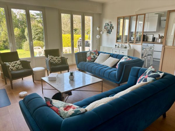 La maison de Paola à 200m du centre de la ville avec commerces (pharmacie, librairie, tabac, boulangerie, fromager, boucher, sommelier , épicerie bio, restaurants…..) À 100m de la gare sncf  avec Gare routière. Jardin plein sud avec terrasse