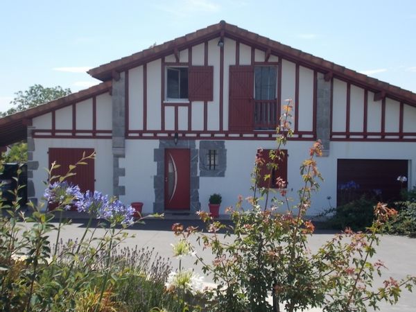 Maison Basque avec vue sur les Pyrénées avec piscine chauffée
