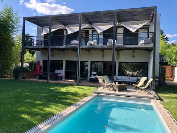 Maison contemporaine (4 chambres) avec jardin (piscine) dans un petit village en banlieu sud de Lyon