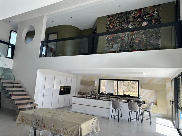 Maison moderne piscine et terrasse