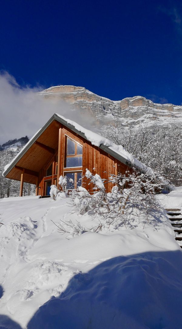A modern, eco-friendly wooden house on the Chartreuse Plateau with view on Belledonne mountain range