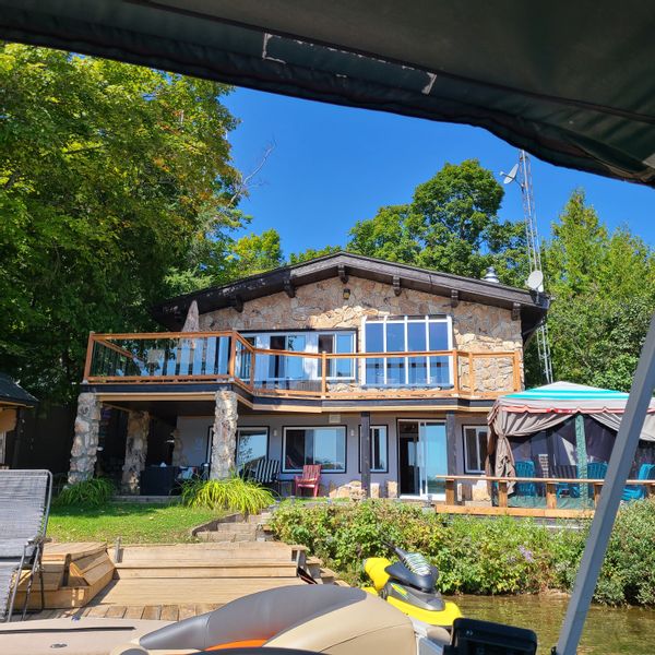 luxury cottage on the beautiful lake louisa