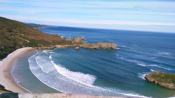 Apartamento a cinco minutos de la playa con piscina comunitaria.