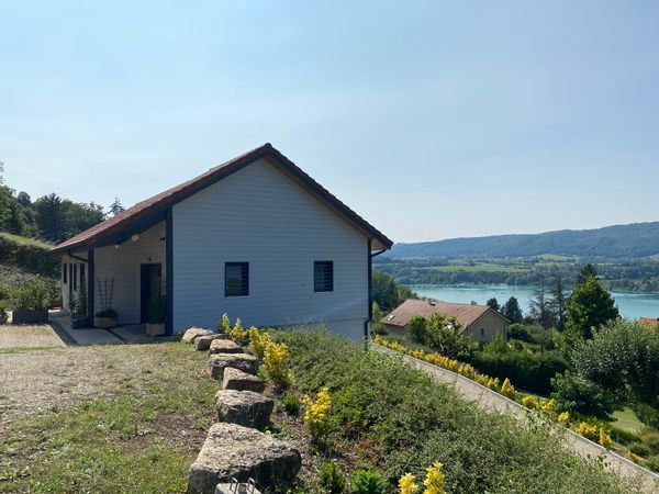 Peaceful house with a view of Lake Paladru - France