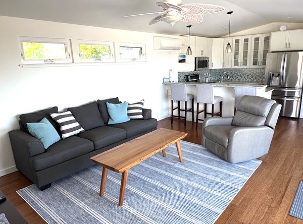 Modern 1 Bd/1 Ba Upstairs Unit with a Bay View