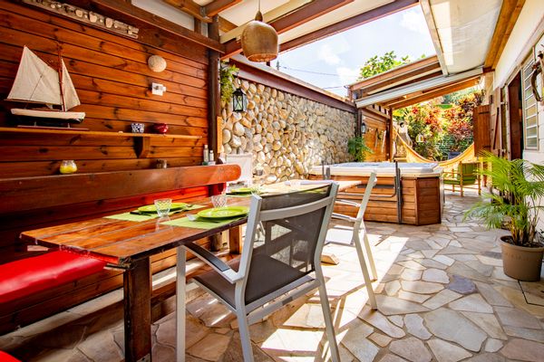3 bedrooms house, 5' from the National Park and rainforest