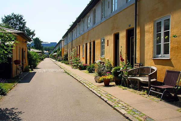 3 bedroom flat w/garden in historic building, 5 min. to city center by metro
