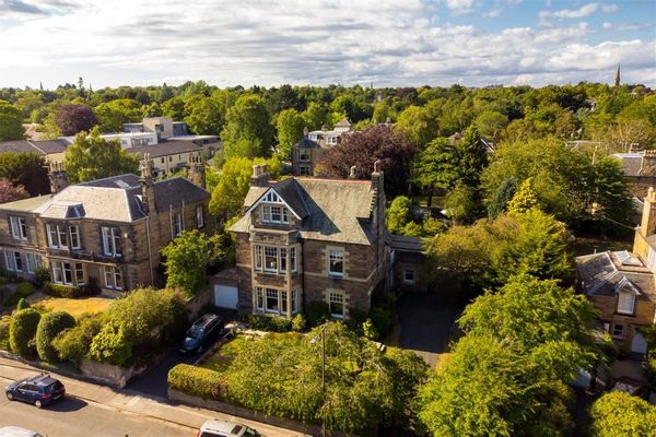 Private room in spacious Edinburgh home close to city centre