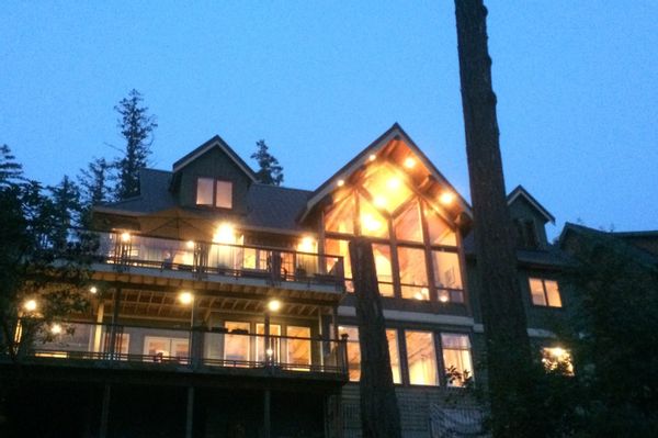 Waterfront Beauty in BC, 2.5 hours from Vancouver. MINIMUM 2 WEEKS Required.