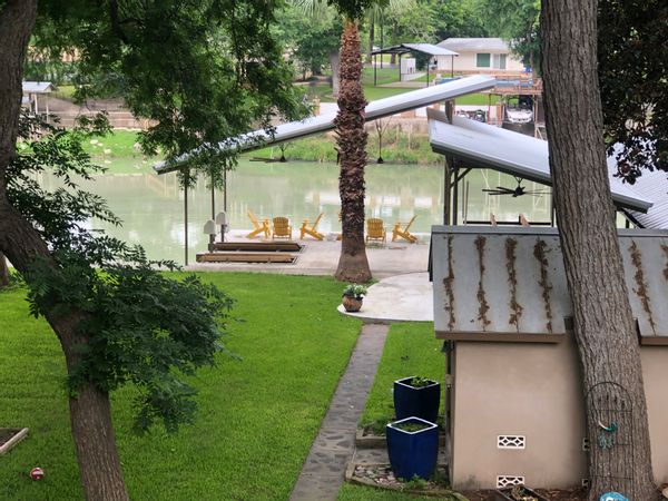 Lake Home Retreat - 1/2 hour to San Antonio and 1 hour to Austin