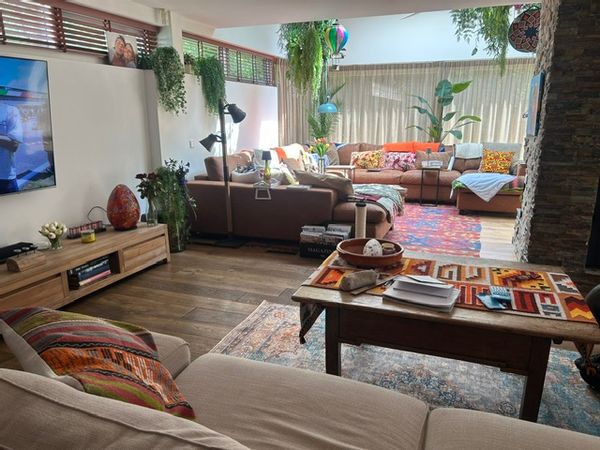 Spacious bungalow with nice garden for children and a drive-in house with a balcony and a garden.