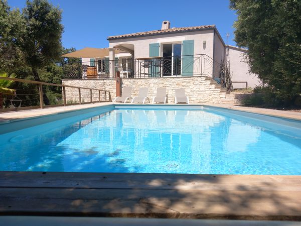 La maison de Bernard se situe dans une région ensoleillée et fort touristique.