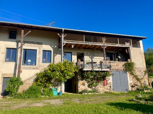 Une ferme vigneronne au milieu des vignes face au château