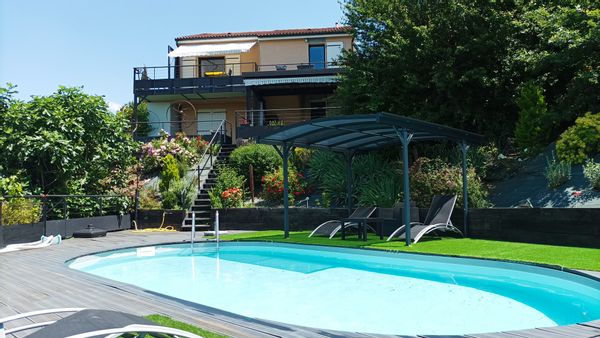 Logement indépendant au rez de jardin- Les terrasses des volcans d'Auvergne. 4 personnes au maximum