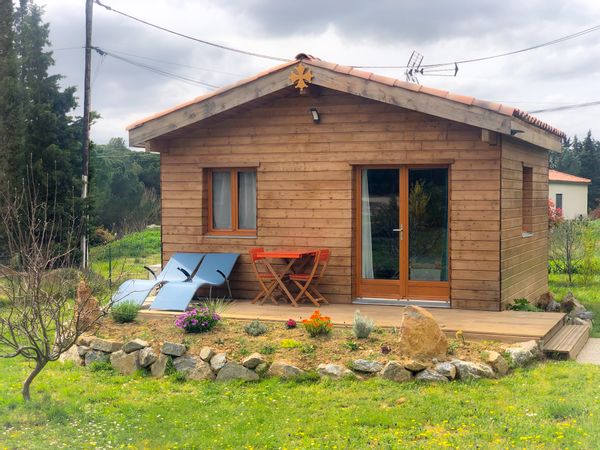 Le charmant petit chalet climatisé est situé dans la propriété de 2000m2 de la famille des propiriétaires  dont la maison est à proximité (30 mètres); le logement est dans petit village, au milieu des vignes, proche de nombreux sites classés (Canal du Midi, Cité de Carcassonne, Gouffre de Cabrespine, châteaux cathares de Lastours à 15 mn), nombreuses balades vtt et randonnées.