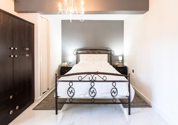 Emmanuel's house is four kilometres from the Parthenon and the Acropolis, and is in a quiet area.