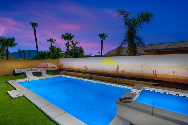 Stylish, chic and modern home in the desert with POOL, firepit, jakuzzi! SUN-THUR exchanges only!