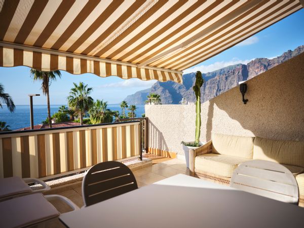 Sunny Tenerife, max. 2 guests. Los Gigantes. Ocean & Cliffs view, only few steps from the sea, High-Standard Apartment @Sunset_Magnolia
