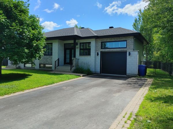 Grande maison située près de Montréal et Québec