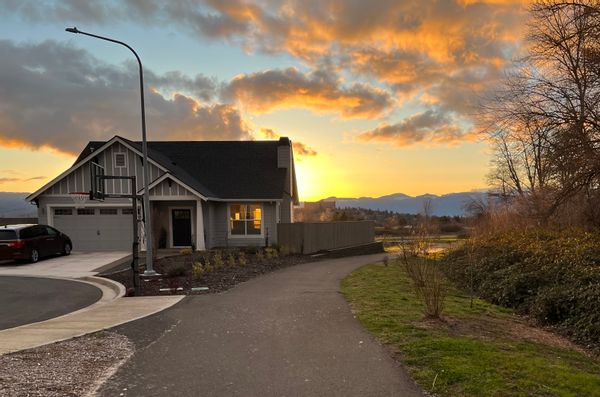 Sunny Southern Oregon Home with great access to all of the beauty of the Pacific Northwest!