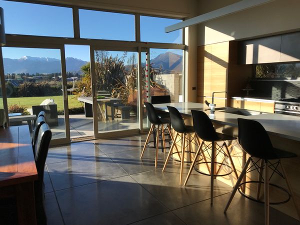Wanaka modern home with mountain views