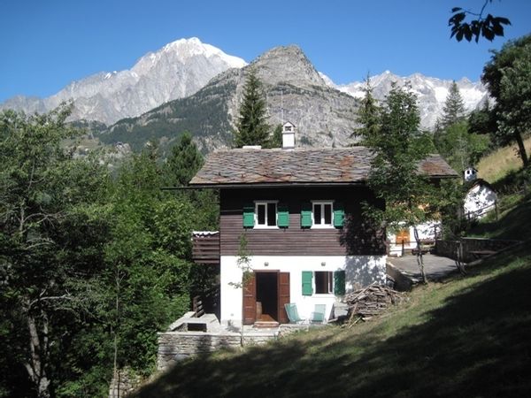 Courmayeur Charming Chalet reachable by foot.