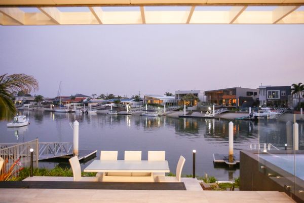 Luxury Waterfront townhome with easy walking distance to Mooloolaba beach, restaurants and shops