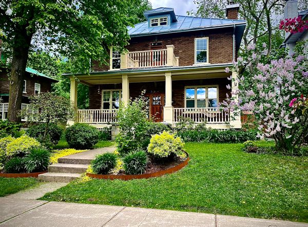 Maison centenaire 100% rénovée. 
Il s'agit de notre résidence principale. Nous habitons une ville spectaculaire qui offre beaucoup d'opportunité de rayonnement à proximité. 
Québec regorge d'activité : 
- visite vieux-québec
- Plage urbaine / piscine sur le Saint-Laurent
- visite plaine d'Abraham 
- mont de ski alpin à proximité moins 1 h ( Mont Relais, Mont Stoneham, Mont Saint-Anne, Massif Charlevoix, Massif du Sud) 
- marché de Noël Allemand en Nov-décembre 
- Anneau de glace réfrigéré tout l'hiver sur les plaines 
- Magnifique région de Charlevoix à proximité 
- Ski de fond à proximité 
- festival d'été de Québec (FEQ) \ festivité estival 
- Val Cartier- glissade d'eau 


Notre maison est très fonctionnelle pour les familles ou même deux familles. 
Nous avons une grande terrasse sur le toit ouvert en saison et nous aurons une piscine chauffé dès été 2025. 
Nous pouvons mettre à dispo