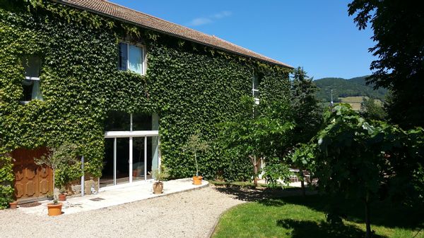 Grande maison d'architecte dominant un lac au sud de la Bourgogne