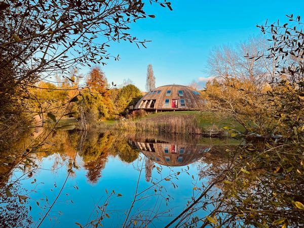 Bulle celtique , univers de magie avec cette maison ronde tournante.