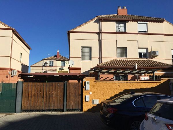 Casa en urbanización privada con piscina a 12 minutos de Sevilla