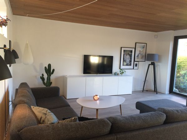 7 bedrooms and 5 minutes from town city and beach