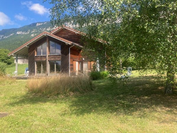 Maison en bois lumineuse et chaleureuse au cœur du Vercors, Alpes françaises.
