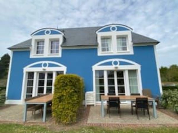 Maisonnette bleue au bord du lac à Belle Dune