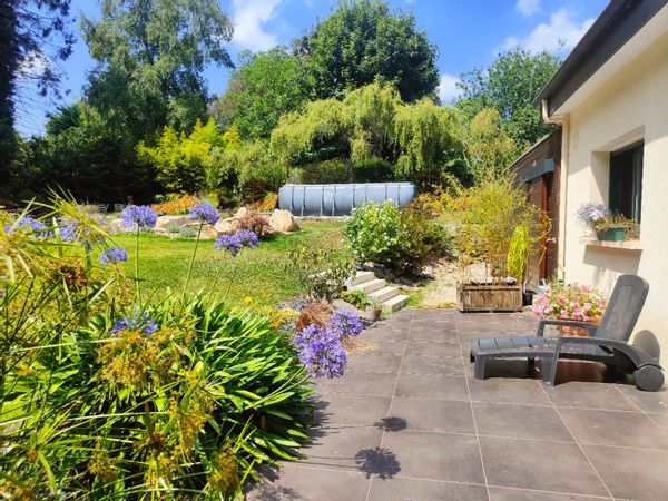 Maison familiale de plain pied, au coeur d'un parc arboré de 4000m2